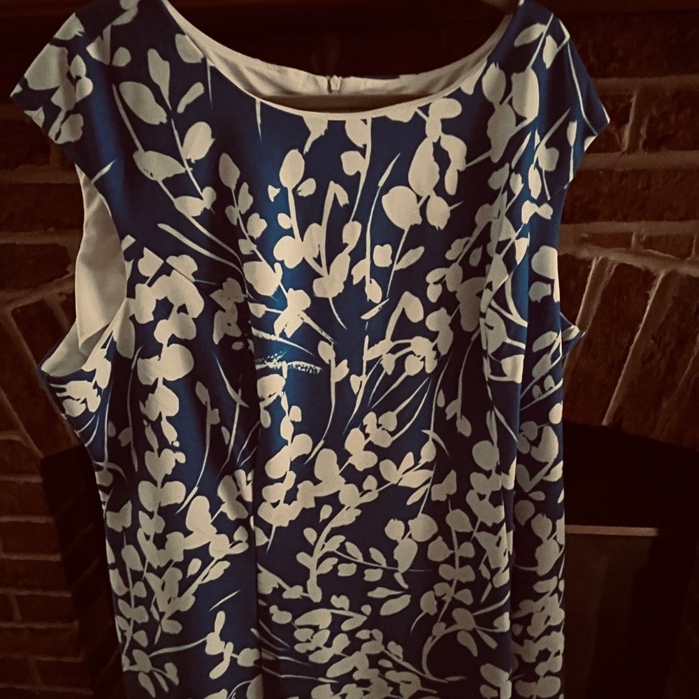 Beautiful royal blue and white floal dress in size 24x
